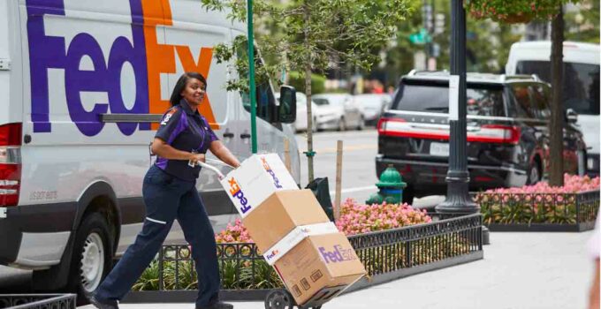 FedEx Canada 90+ Jobs Open with Pay Up to $23 CADhour in Warehouses, Hubs & Delivery
